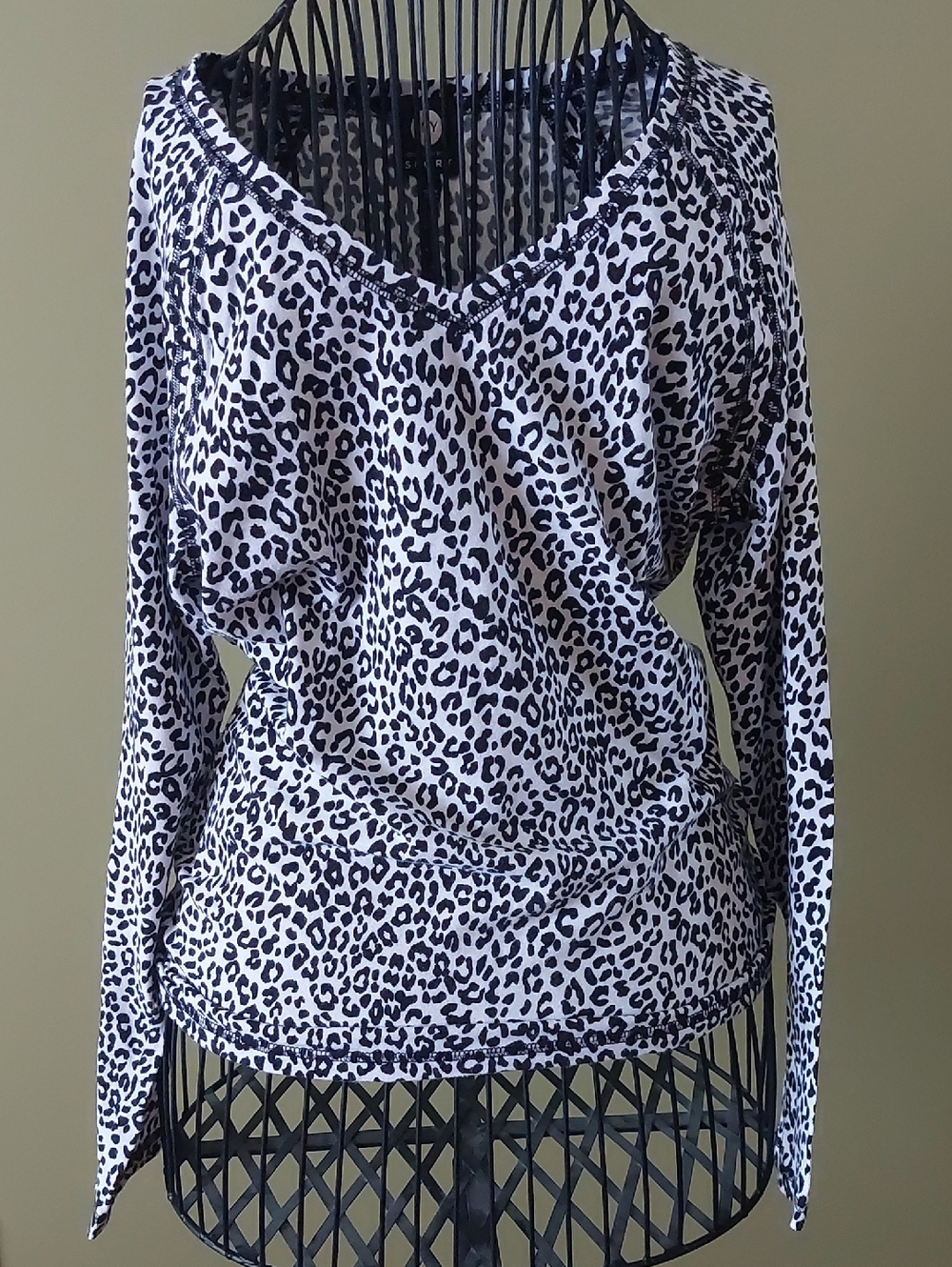Jones New York Black and White Leopard Print Long Sleeve Top